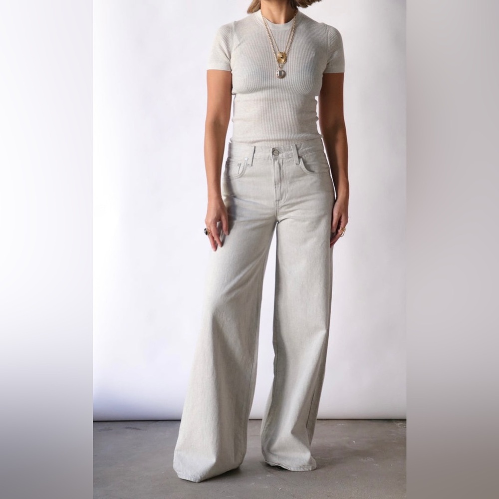 Wide Leg High-Rise Jeans in Light Gray